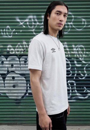 INDUSTRY GRAPHIC TEE - Printtipaita - brilliant white