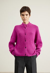 Gestuz - ALPHA SHORT CARDIGAN - Adīta jaka - intense pink Miniatūras attēls 1