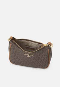 Borsa a monogramma marrone con hardware dorato, bordatura in pelle e chiusura con zip. L'interno presenta una fodera in tessuto di contrasto e una tasca.