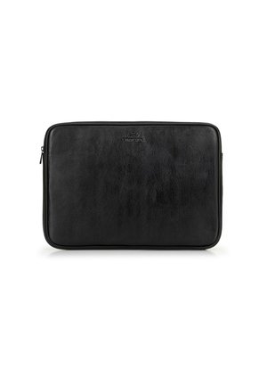 Czarna skórzana torba na laptopa o gładkiej teksturze, prostokątnym kształcie, zamknięciu na zamek oraz małym wytłoczonym logo z przodu.