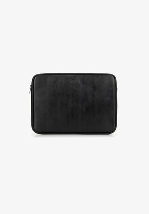 Czarna skórzana torba na laptopa o gładkiej teksturze, prostokątnym kształcie, zamknięciu na zamek oraz małym wytłoczonym logo z przodu.