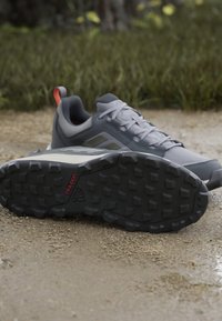 Adidas Terrex TRACEROCKER 2 GORE-TEX TRAIL RUNNING SHOES - Tenisice za trail trčanje - grey/olive