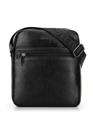 Czarna, teksturowana skórzana torebka na ramię z przednią kieszenią na zamek oraz regulowanym szerokim paskiem z wytłoczonym nazwiskiem marki.