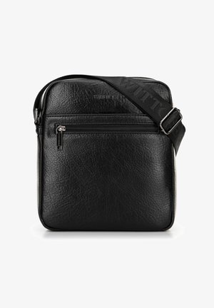 Zwarte gestructureerde leren crossbodytas met voorvak met ritssluiting en verstelbare brede band met merknaam in reliëf.