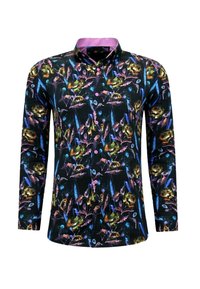 Zwart shirt met lange mouwen met een kleurrijk patroon van bloemen en veren, met paarse accenten op de kraag en knopen.