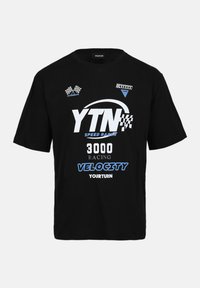 Sort bomulds T-shirt med hvide og blå racergrafikker, inklusive tekst: "YTN SPEED RACER 3000 RACING VELOCITY YOURTURN."