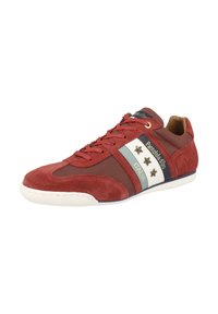 Zapatilla de ante rojo con paneles de malla, rayas blancas y detalles azules; cuenta con cinco estrellas decorativas y forro interior en color beige.