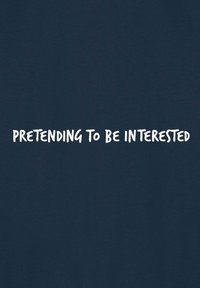 T-shirt bleu marine avec une texture douce, arborant le texte "FAIRE SEMBLANT D'ÊTRE INTÉRESSÉ" en police audacieuse, blanche et ludique, centré sur le devant.