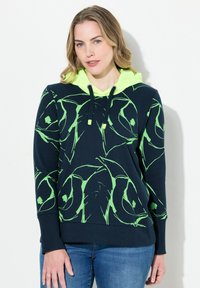 Marineblauwe hoodie met neon groene abstracte patronen, met trekkoordcapuchon, ribgebreide manchetten en zoom, gemaakt van een zachte, gestructureerde stof.