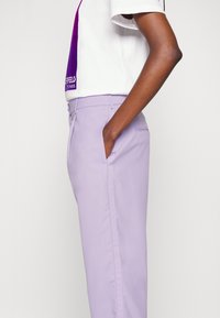 KARL LAGERFELD TAILORED PANTS - Παντελόνι - lavender