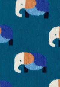 Gestrickter Stoff mit einem türkisfarbenen Hintergrund und wiederholten Elefantendesigns in Lila, Orange, Weiß und Blau, die verschiedene Texturen zeigen.