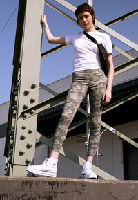 Marks & Spencer JEGGINGS - Calças de ganga de corte skinny - khaki mix