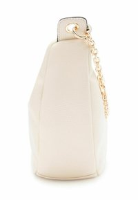 Borsa in pelle crema con forma soffice, caratterizzata da una tracolla in catena dorata e un dettaglio hardware circolare nella parte superiore. Superficie testurizzata.