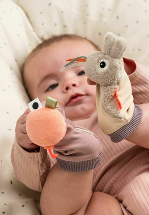 Mäkké plyšové rukavice s motívom broskyne a zajaca. Broskyňa je oranžová so zeleným akcentom, zatiaľ čo zajac je sivý s farebnými stužkami.