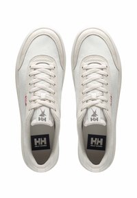 Sneakers bianchi in tela con superiore текстurizzato, lacci piatti e accenti con logo. Presentano una punta rotonda e un interno imbottito.
