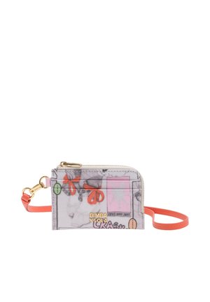 Pequeña tarjeta gris con estampados gráficos coloridos, logo dorado Bimba y Lola, cremallera en la parte superior y correa de muñeca coral con cierre dorado.