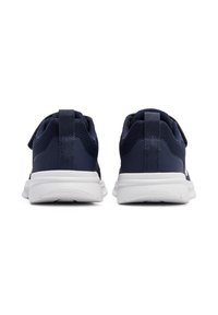 Marineblauwe sportschoenen met een bovenwerk van mesh, een gewatteerde kraag en witte, gevoerde zolen. De achterkant toont een verstelbare band en lus.