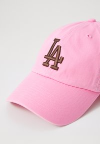 Rosa baseballkeps i bomull med en strukturerad krona, böjd skärm och en brun broderad "LA"-logotyp på framsidan.