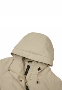 Chaqueta impermeable beige con capucha, que incluye una cremallera frontal, ajustes con cordón y un forro de malla para ventilación. Textura suave.