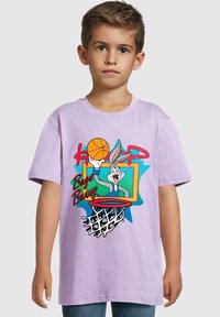 Lilac cotton t-shirt featuring a graphic of Bugs Bunny playing basketball, with vibrant colors, oversized fit, and short sleeves.