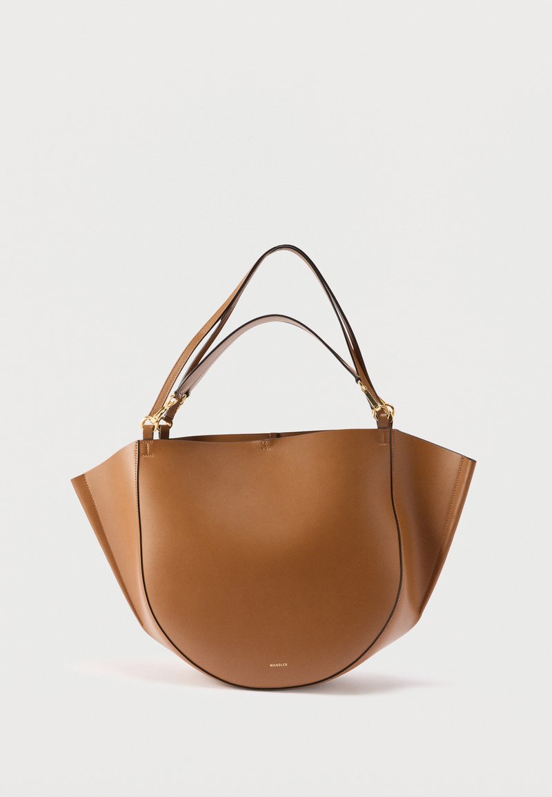 Καφέ δερμάτινη τσάντα tote με στρογγυλεμένη βάση και φαρδιές πλευρές, με δύο ιμάντες ώμου και μεταλλικά εξαρτήματα σε χρυσό τόνο.