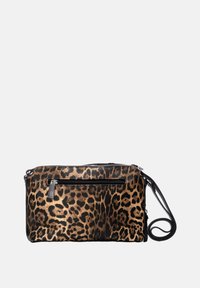 Bolso cruzado de estampado de leopardo con una superficie texturizada, detalles en negro y un bolsillo frontal con cremallera. Cuenta con una correa desmontable para mayor versatilidad.