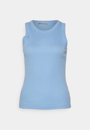 Lys blå ærmeløs top lavet af ribbet stof med en rund halsudskæring. Har et tætsiddende design og en glat tekstur. Ingen synlige mønstre eller accenter.