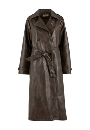 Hnědý kožený trench coat z umělé kůže s dvouřadým zapínáním, širokým límcem, opaskem v pase a knoflíkovými manžetami. Hladká textura, délka ke kolenům.