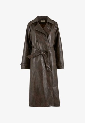Brązowy płaszcz trencz z ekoskóry o podwójnym zapięciu, szerokim kołnierzu, z paskiem w talii i zapięciem na guziki przy mankietach. Gładka tekstura, do kolan.