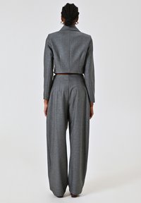 Grijze cropped blazer met lange mouwen en wide-leg broeken. Textuurstof met een subtiele glans, voorzien van plooien en een getailleerde pasvorm.