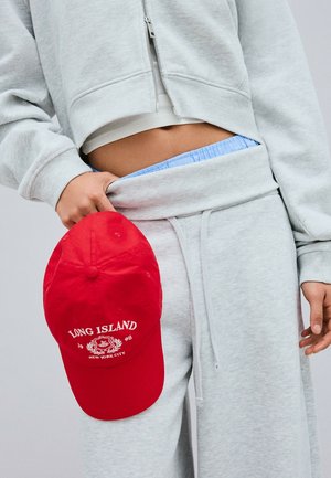 Bershka, EMBROIDERED - CAP - Pet - red