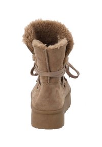 Braune Wildleder-Ankle-Boots mit einem flauschigen Kunstfellkragen, Schnürdetails und einer klobigen, strukturierten Sohle. Die Innenseite ist mit einem weichen, plüschigen Futter ausgestattet.