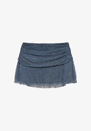 Mini-jupe bleue avec motif abstrait de perles argentées et détails froncés, tissu léger et ourlet à plusieurs couches.