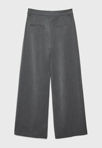 Weite Hosen aus strukturiertem grauem Stoff, mit einem Bund, Gürtelschlaufen und zwei Gesäßtaschen. Klassisches und maßgeschneidertes Design.