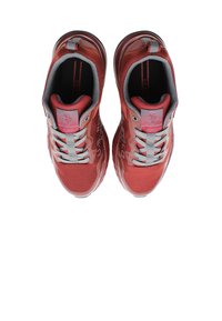 Scarpe sportive rosse con una tomaia testurizzata, lacci grigi e accenti a contrasto. Il design presenta una linguetta imbottita e un dettaglio con il logo.