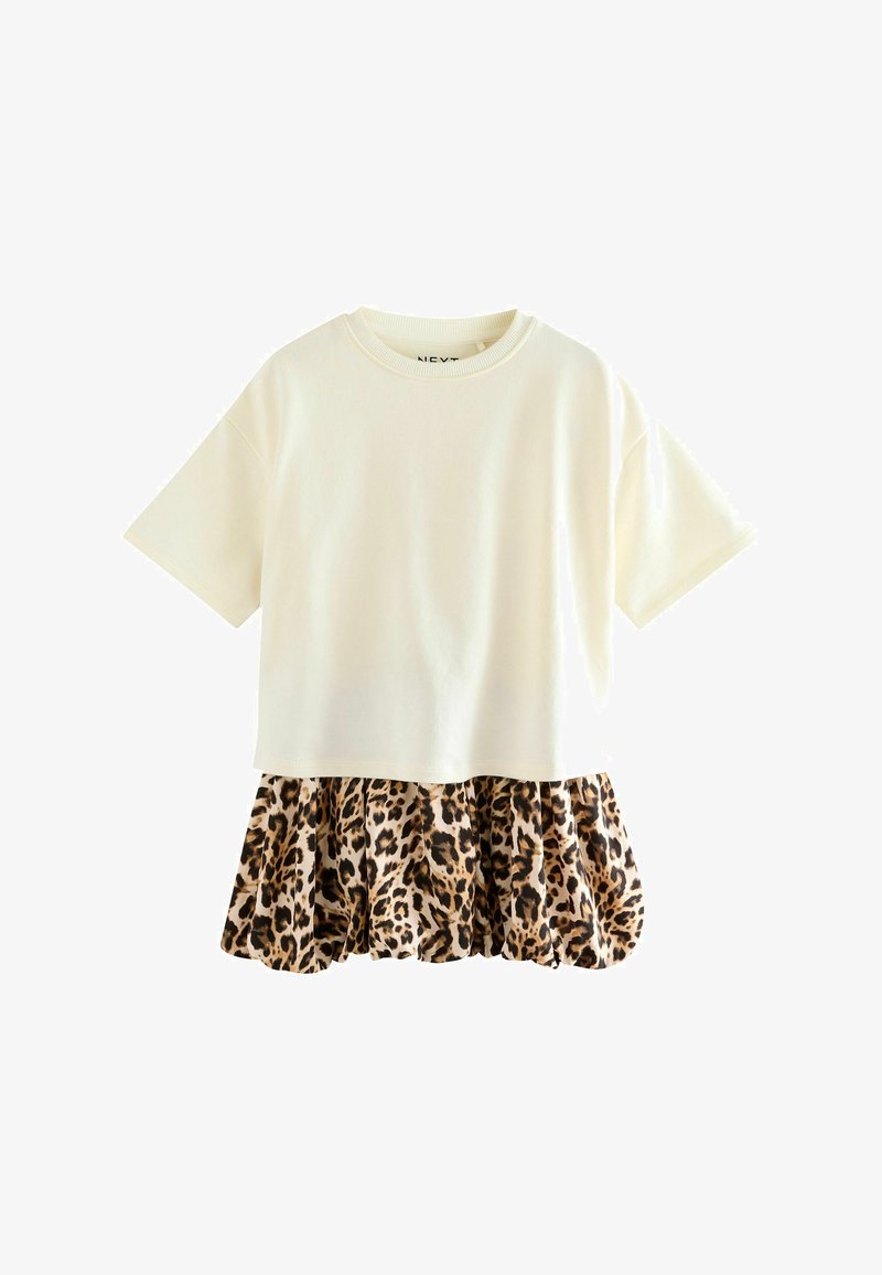 Top corto bianco a maniche corte con gonna arricciata con stampa leopardata attaccata all'orlo.