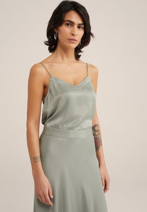 Robe sans manches en satin de couleur vert clair, avec un décolleté en V et une silhouette fluide, dotée de fines bretelles et d'une texture lisse.