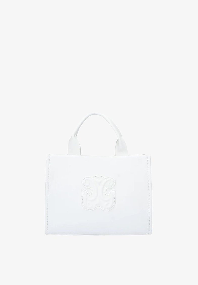 Borsa a mano bianca in pelle con forma rettangolare, caratterizzata da un logo testurizzato sul davanti e due manici corti. Finitura liscia.