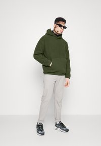 Levi's® COZY UP - Sweatshirt com capuz - pineneedle