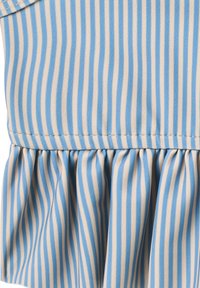 Tissu rayé bleu clair et blanc, doté d'un design plissé à l'ourlet avec une texture lisse et un ourlet cousu.