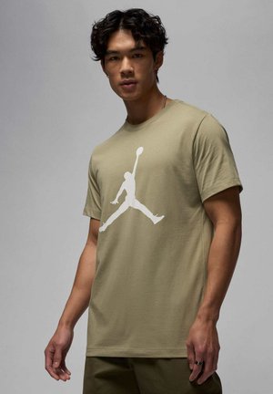 JUMPMAN SS CREW - Print T-shirt - medium khaki sail sail