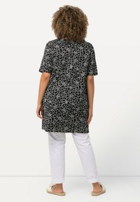 Ulla Popken SHORT SLEEVE V-NECK  - Triko s potiskem - black