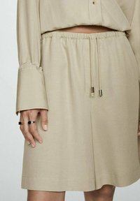 Mango Pantaloni de trening - mottled olive