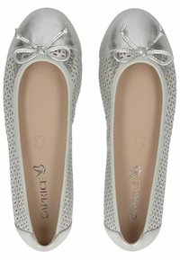 Ballerine sintetiche argento con tomaia perforata, punta arrotondata e fiocco decorativo. Presentano una punta liscia e una soletta con marchio.