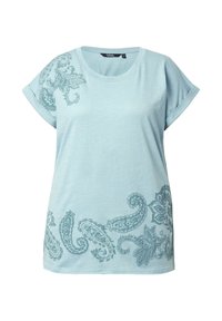 Světle modré tričko vyrobené z měkkého materiálu, s ohrnutými rukávy a složitým paisley printem v tmavě modré barvě na jedné straně.