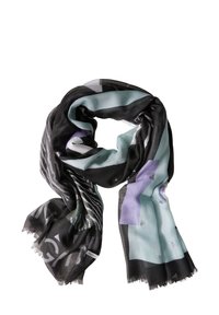 Écharpe légère avec des motifs abstraits en noir, vert menthe, lavande et gris, drapée avec de légers bords effilochés.