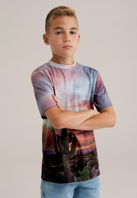 Trumpo rankovės marškinėliai su gradientinėmis rožine, violetine ir mėlyna spalvomis, vaizduojantys dykumos kraštovaizdį su kaktusais ir saulėlydžio dizainu.