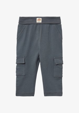 Grijze katoenen cargobroek met een elastische tailleband, voorzien van twee zijzakken en twee cargozakken op de benen. Stikdetails zichtbaar.