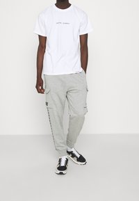 Nike Sportswear Cargobyxor - mottled dark grey