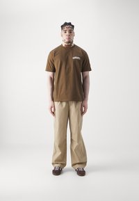 Carhartt WIP UNIVERSITY SCRIPT - Majica kratkih rukava s printom - lumber/white
